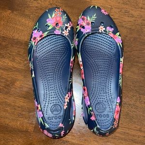 Crocs Vera Bradley navy and pink floral pattern